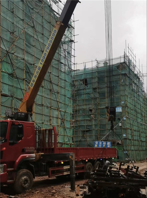 安阳县“慢工细活”—— 吊车的 “微动控制” 技术